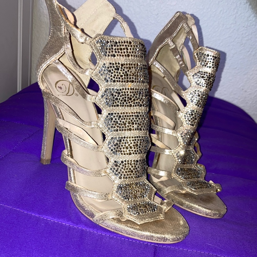 Gold sparkly heels they are 5 1/2